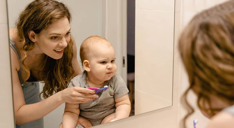 Lavar los dientes a un bebé: Cómo y cuándo hay que empezar