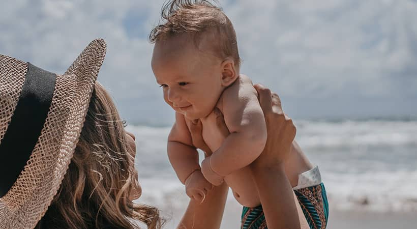 ¿Cuándo se le puede poner crema solar a los bebés?